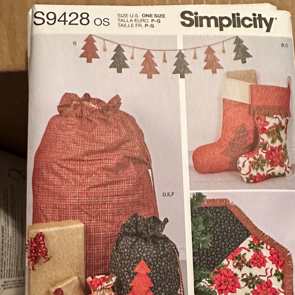 Simplicity Festive Holiday Decor Set Red, Brown &Cream New Uncut Factory Folded